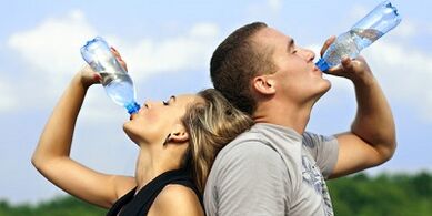 Main di consumo di acqua con una corretta alimentazione